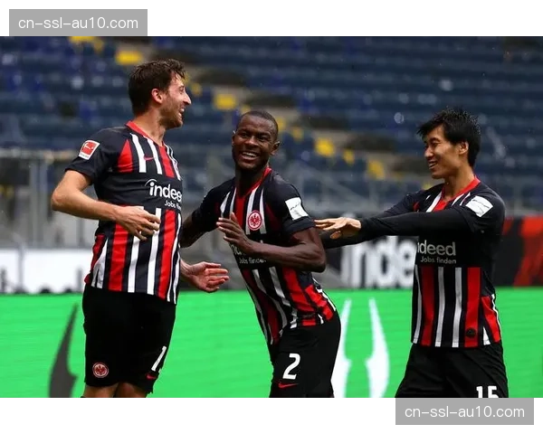 定位球战术精细化:欧冠淘汰赛静态博弈成为胜负关键 定位球战术精细化:欧冠淘汰赛静态博弈成为胜负关键