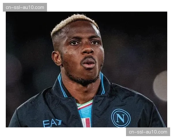 特写：奥斯梅恩头球破门后，向看台展示悼念恩师的纪念T恤