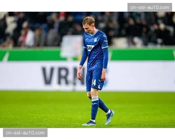 即时战报：霍芬海姆球员累计两张黄牌被罚下，少一人作战被迫放弃前场压迫